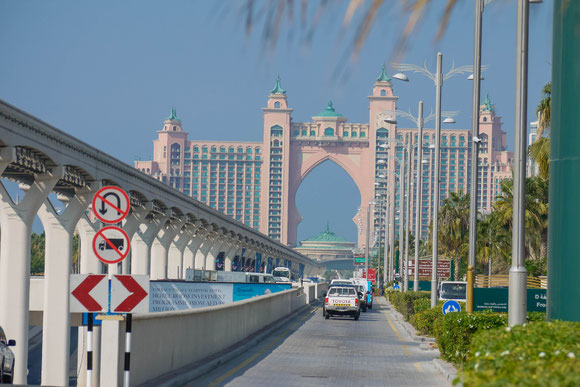 das große Luxushotel auf der künstlichen Palmeninsel: ganz links knapp noch zusehen: der Tunneleingang zur Unterquerung des Kanals; darüber die Magnetschwebebahn für die Inselbewohner; geradeaus die Straße ans Landende.