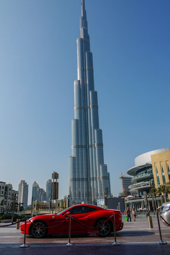 das höchste Haus der Welt passt natürlich nicht ganz auf ein Hochkant-Photo, wenn ein Ferrari im Vordergrund steht ;-). Ich als Frau habe mir in der Zwischenzeit lieber die 3 Motorräder aus Kuwait angesehen,die auch schon in Europa unterwegs gewesen waren