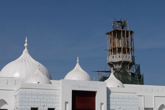 an der neuen Moschee wird auch am dortigen "Sonntag" weitergearbeitet, mit erstaunlich primitven Gerätschaften