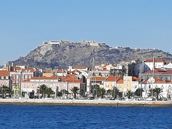 Über Setúbal hinweg ist die Burg Palmela zu sehen. 