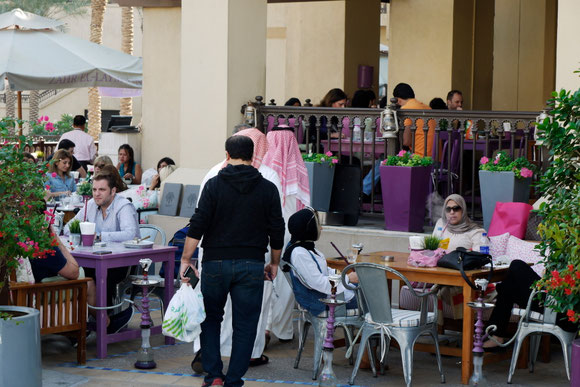 im Zentrum von Dubai sitzen auch arabische Frauen ganz selbstverständlich in den Cafés, und ganz häufig sieht man die Wasserpfeifen.