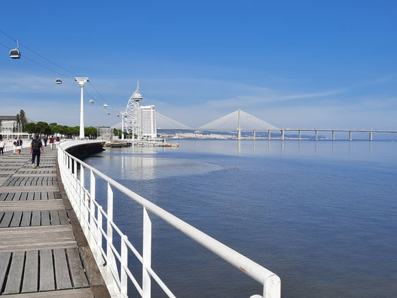 Uferpromenade auf Stelzen. Der Vasco da Gama-Turm mit seinem Edelhotel und das Ende der Brücke mit den 2 "Dreiecken".