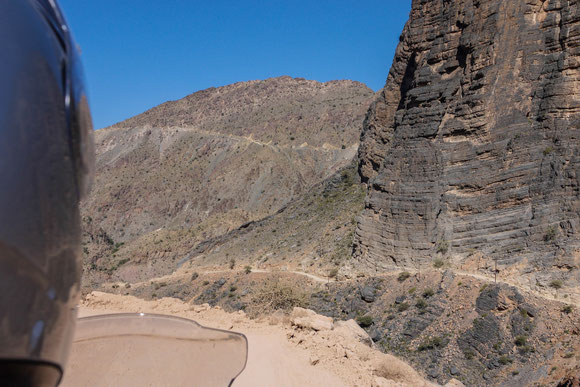 nach einmal runter in die Schlucht (dort wohnen ein paar Menschen am spärlichen Wasser) brauchten wir nur auf der anderen Hangseite hoch, während der 2. Weg (= unser ursprünglicher Rückweg) nach ganz hoch oben über den Pass führt.