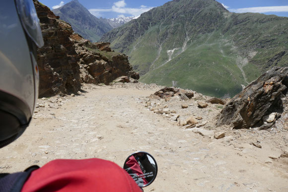 ab der Passhöhe nach Norden abwärts wechselten wir auf off-road und hatten die Piste fast für uns.