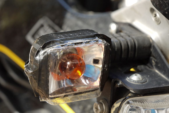 Kleine Reparatur - Verpackung von Mignonzellen statt Blinkerglas.