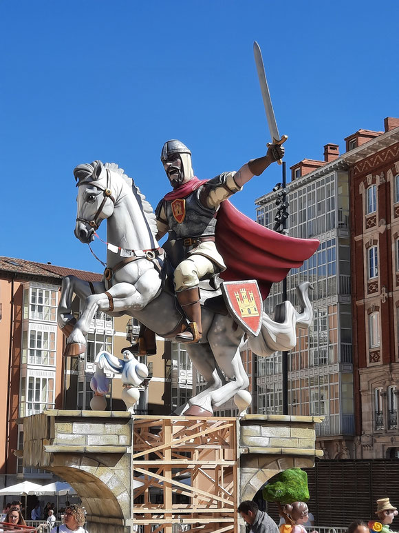 Jemand hat mir erzählt, dass am Samstag großes Fest und Verbrennung dieser Pappfigur von El Cid sei.  Nachdem ich erst mal Wikipedia bemüht habe,  verstehe ich nicht, warum der zum Nationalheld geworden ist.  Da ist Verbrennen eine gute Idee  😉.