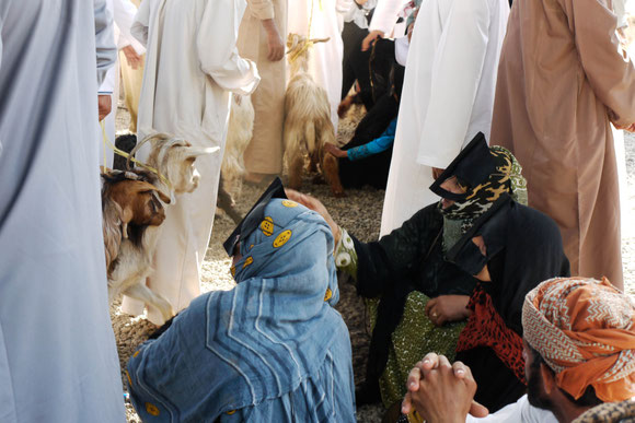 2 Berberfrauen mit dem traditionellen Gesichtsschutz, der wohl mehr mit Sonnenschutz als völliger Verschleiherung zu tun hat. Uns ist auch aufgefallen, dass die Omanis immer noch keine Sonnenbrillen benötigen...