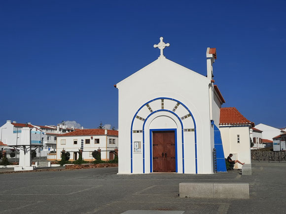 Und so kam ich nichtsahnend in Zambujeira do Mar an. Die Kapelle auf dem Dorfplatz über dem Meer. 