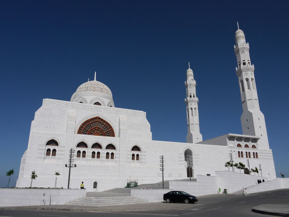 auf der Suche nach der berühmten Sultan-Qabos-Moschee sind wir zu dieser gewaltigen Moschee kommen, die auf einem Hügel tront.