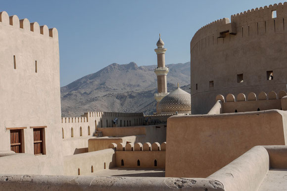 Blick von der "Dachterasse" des schön renovierten Forts auf die Moschee von Nizwa