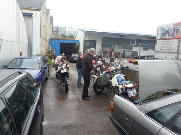 Die künftigen Südamerikafahrer beim Anliefern ihrer Motorräder