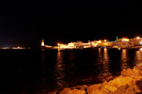 der ältere Stadtteil auf der anderen Seite des Flusses: er erinnerte uns nachts total an das Flair von St. Tropez. Aber bis jetzt gibt es nicht einmal ein einziges Restaurant dort, und die Fischerboote können es nicht mit den Jachten aufnehmen...