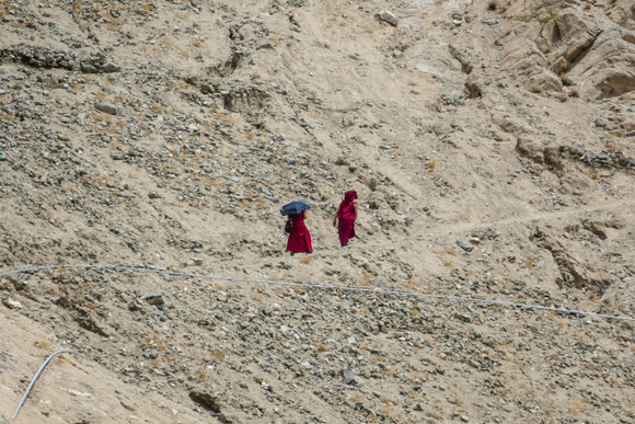 Buddhistische Mönche auf dem beschwerlichen Pfad nach oben. Wir sind ihnen bald gefolgt.