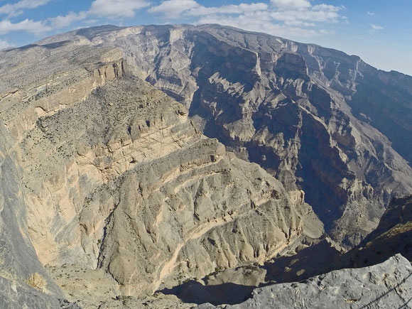 hier hilft fototechnisch nur noch das extreme Weitwinkel der neuen GoPro, um die Schlucht von der Abbruchkante bis auf den Boden zu erfassen. Auch wenn damit die Oberkante unnatürlich gewölbt wird.