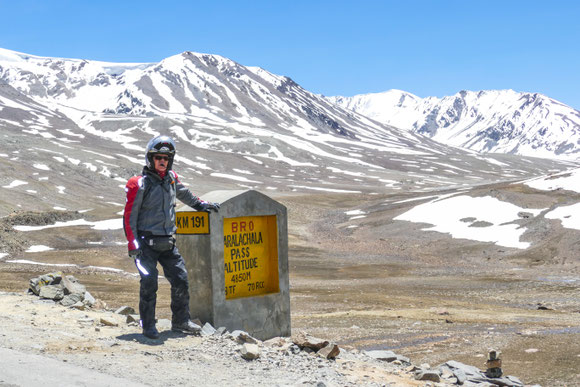 Zum ersten Mal auf einem Pass knapp unter der 5.000 m Marke. So platt wie hier habe ich mich nie wieder gefühlt. Jeder Schritt benötigte alle Willenskraft und dauerte gefühlte Minuten. Die später folgenden Pässe waren nicht annähernd so schlimm.