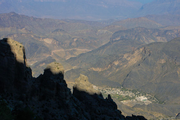 ...aber nur bis zum nächsten Fotostopp: jetzt ist unten die Oase Hatt zu erkennen. Aber das gesamte Panorama lässt sich immer noch nicht einfangen.