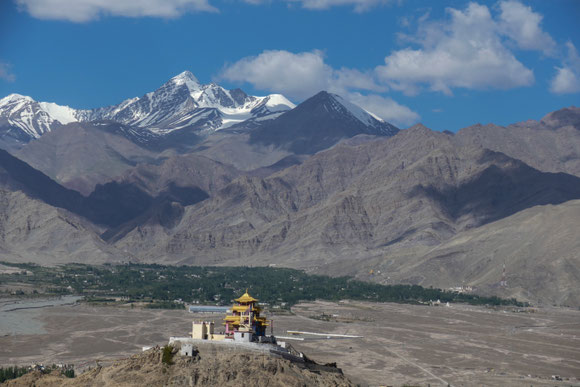 Noch im Indus Tal fasziniert der Blick auf das Kloster 