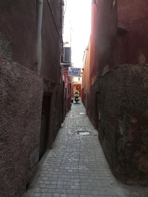 Durch enge Gassen erreichen wir unser Hotel in der Medina.