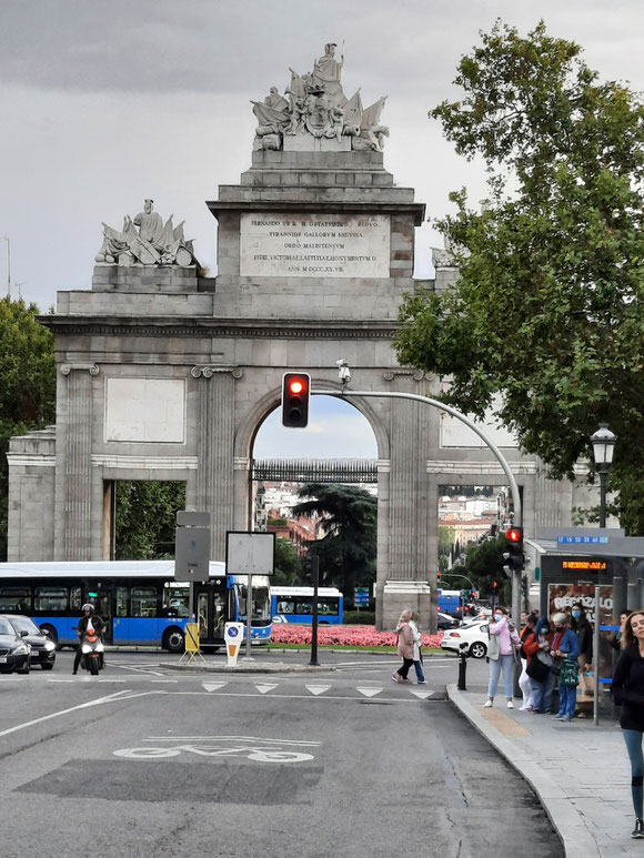 Die "Puerta de Toledo", also die Türe nach Toledo. Durch das Tor durch kann man das Gefälle erkennen, das Verkehrsgetümmel, eine der wenigen Blumeninseln und im Vordergrund sogar das klassische Fahrradzeichen auf der Straße. 