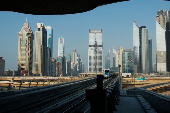 Ausblick aus der Metrostation am Burj al Khalifa auf die Skyline des Finanzbezirkes