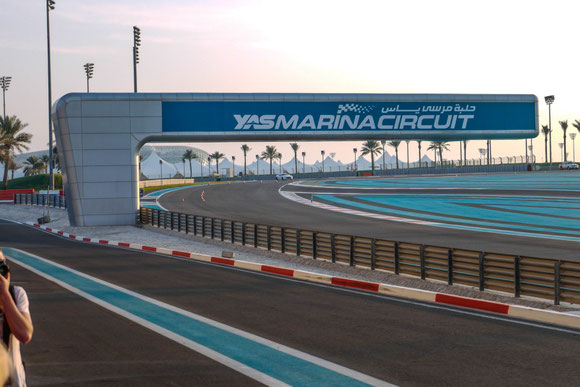 Für unseren Formel-1-begeisterten Sohn mussten wir natürlich Original-Fotos vom Circuit schießen. Dort kann man selber mit Aston Martins ein paar schnelle Runden drehen.