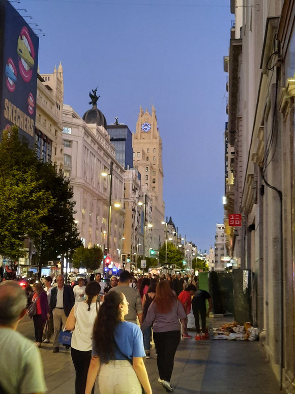 Abends sind immer alle Straßen voller Menschen, nicht nur auf der Gran Vía. 
