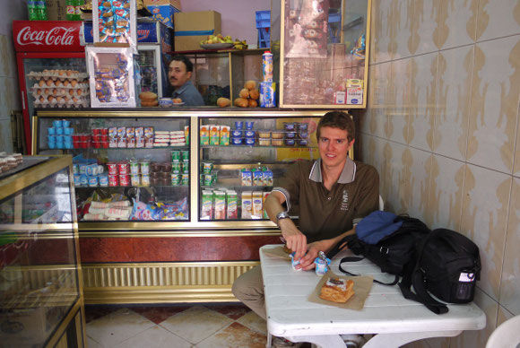 Rast im Kiosk mit Yoghurt und Gebäck