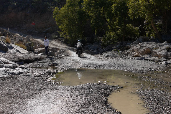 an dieser Furt holten wir die Omanis wieder ein, da es dort auch rechts zu einem Canyon geht und allgemeine Stoppstelle auch für andere Gruppen ist. Außerdem Point of no return für alle 2x4-Wagen, die von Norden her kommen.