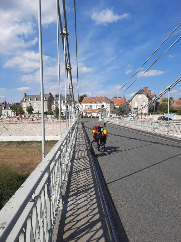 Der Ort hatte nicht viel zu bieten,  und an der Loire waren Hotel und Bar geschlossen  😞. Also ging's über die alte Brücke ans Südufer.  Und ins Fahrradland 😀😃, denn hier tauchen die grünen Fahrradschilder wieder auf. 