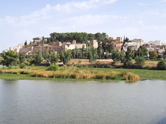 Badajoz auf der anderen Flussseite mit der alten Burg 