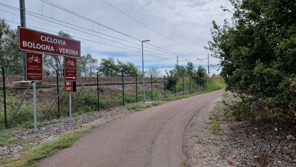 In dieser Qualität ging es fast durchgehend bis an mein Ziel. Aber auch fast immer geradeaus und an der Bahn entlang,  da wohl auf dem alten Bahndamm.  Nach dem nächsten Ort traf auch der Eurovelo 7 auf diese Piste. 