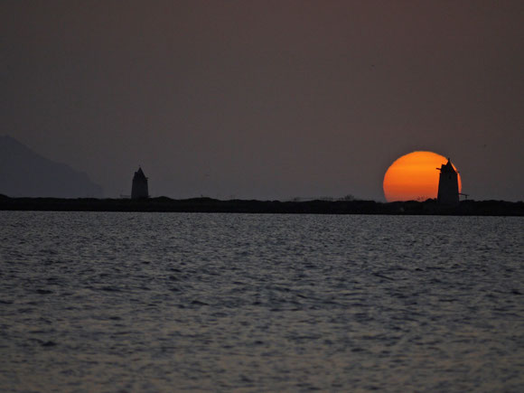 Sonnenuntergang in den Salinen von Marsalla