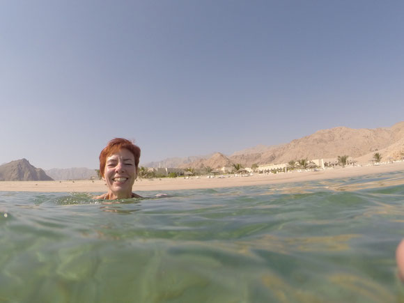 erst einmal relaxen: am Strand und im warmen Wasser....