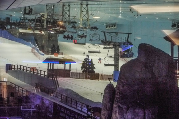 der Winter hat uns eingeholt: in einer Einkaufsmall kann man auch Skifahren gehen. Die typische Silhouette eines Skihanges ist auch außen weithin sichtbar.