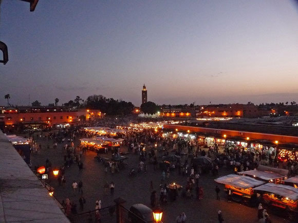 Mein Inbegriff vom Großstadtleben Marrakeschs - der Djemaa el Fna im Abendlicht von der Terrasse des Café France.