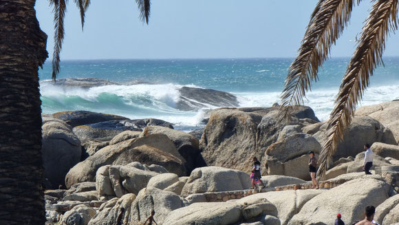 die dicken Steine am Strand von Camps Bay