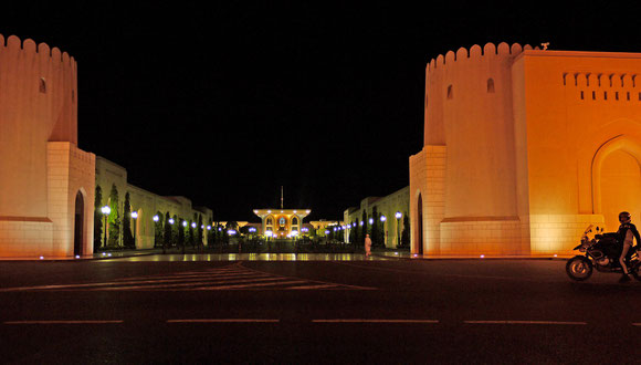 der Sultanspalast bei Nacht mit seiner imposanten Auffahrt