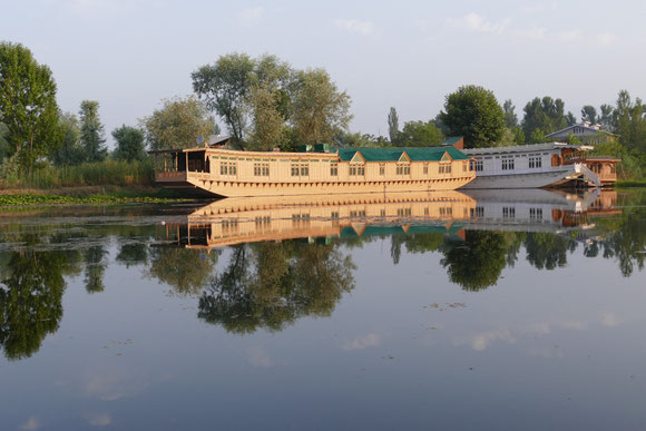 In Srinarga erwarten uns zwei Hausboote auf dem Nagin See. Hier können wir wunderbar relaxen und uns von den Strapazen erholen. 