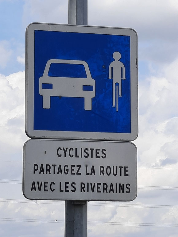 Das ist Frankreich 😀: wir Fahrradfahrer sollen die Straße mit Anwohnern und ihren Autos teilen.  Und nicht andersherum  😉