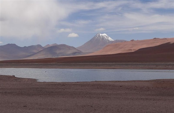 die karge Landschaft wird überragt von schneebedeckten Vulkanen...