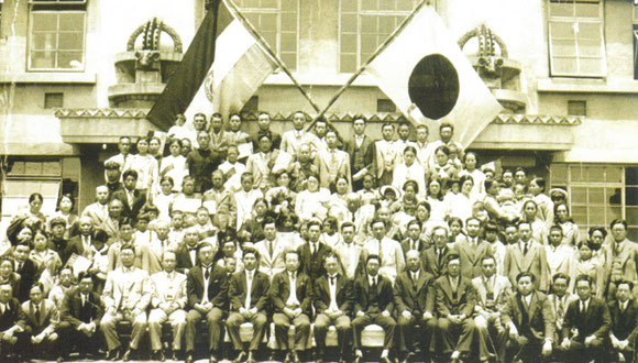 1936年6月　出発を控えた第一回移住者11家族81名の集合写真。神戸移住教養所前にて