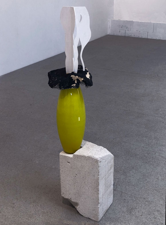 DADA, 2025, div. Materialien,125 x 30 x 35 cm
