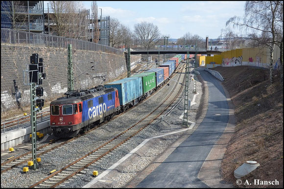 Ein Containerzug um Zuglok 421 387-2 wird am 28. März 2015 über Chemnitz Hbf. umgeleitet. Kurz vorm Bahnhof entstand dieses Bild