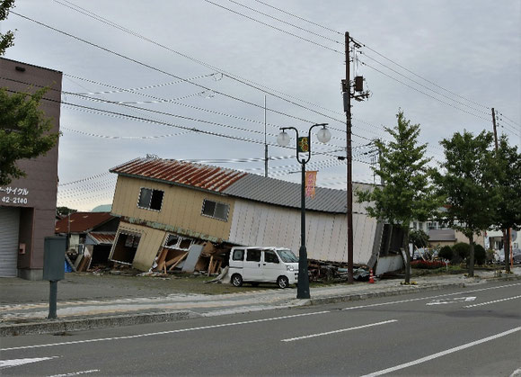 写真2　むかわ町市街地の被害状況(撮影：陶野郁雄)