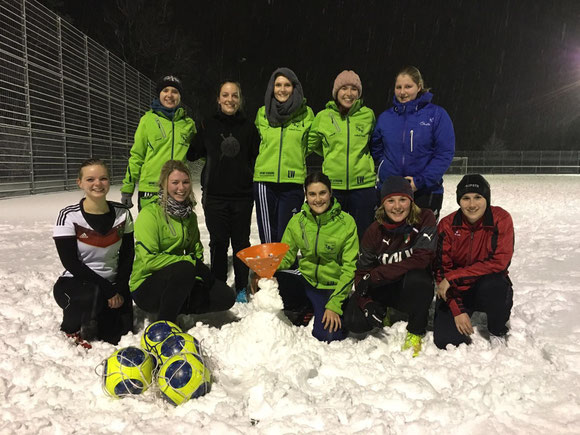 Den Spaß bei der ersten Trainingseinheit im Jahr 2016 ließen sich die Mädels durch ein bisschen Schnee nicht nehmen.