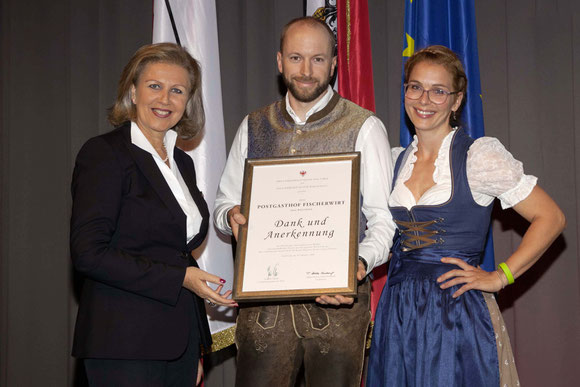 Bild: Ehrung Tiroler Traditonsbetriebe. Dreher, Postgasthof Fischerwirt Walchsee