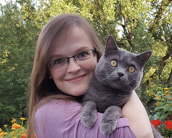 Tierportrait-Malerin Ami Schütz mit ihrer Katze Balu.