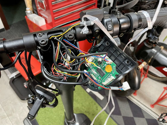 BLAZE KICKBOARD EV Lite ハンドル内部 配線とカプラーを取り外している作業中の様子