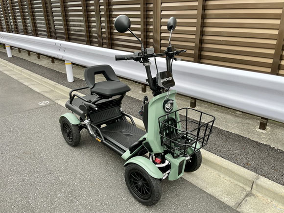 AINOHOT SAGA life 四輪タイプ特定小型原動機付自転車 右斜め前方