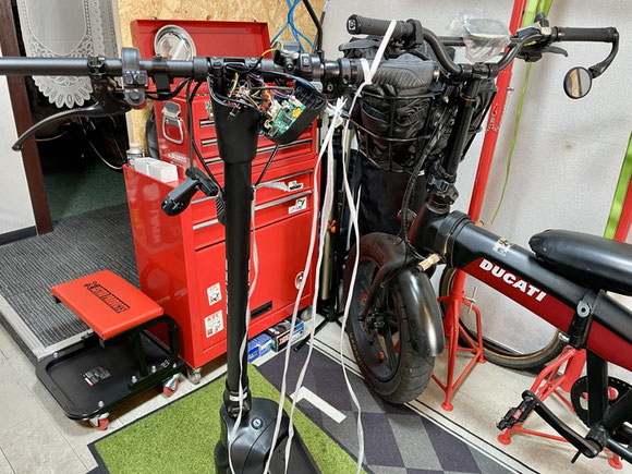 BLAZE KICKBOARD EV Lite ハンドル内部に配線を通すため紐を使っている作業風景